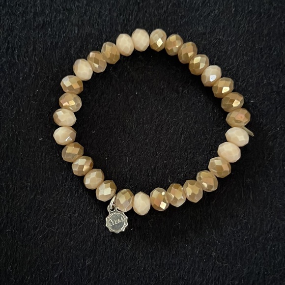 A pair of Bracelets - not real pearls - super cute and elastic - Picture 5 of 6